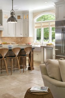 Μπεζ, καφέ και λευκά χρώματα στο εσωτερικό της κουζίνας-σαλόνι