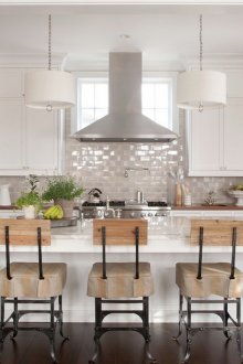 Μπεζ και μαύρες καρέκλες στην κουζίνα