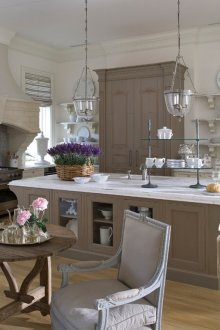 Μπεζ τοίχους σε μια μεγάλη κουζίνα