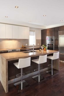 Μπεζ πάγκους στην κουζίνα