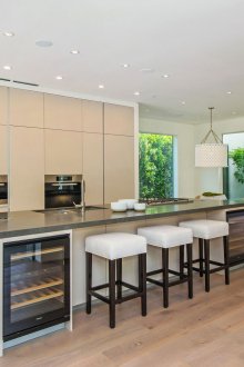 Μπεζ πάτωμα και πρόσοψη. Ακουστικά κουζίνας.