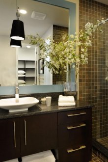 Καφέ Art Nouveau βάθρο στο μπάνιο