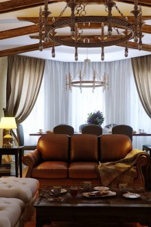 Μαύρος καναπές σε μοντέρνο στυλ