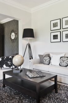 Λευκός καναπές σε μοντέρνο στυλ