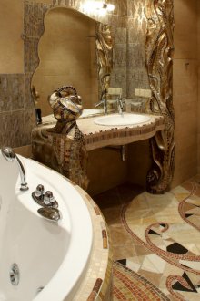 Ο όμορφος συνδυασμός ψηφιδωτών και πλακιδίων στο μπάνιο σε μοντέρνο στιλ