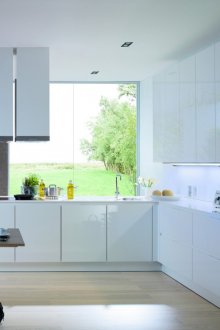 Λευκή γυαλιστερή αρτ νουβό κουζίνα