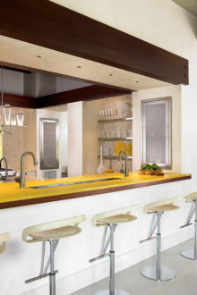 Κίτρινο πάγκο στο σαλόνι-κουζίνα