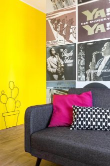 Κίτρινο τοίχο στο εσωτερικό του καθιστικού Κίτρινο τοίχο στο εσωτερικό του καθιστικού