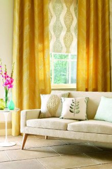 Κίτρινες κουρτίνες και αμπαζούρ στο σαλόνι