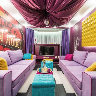 Ασυνήθιστο σαλόνι με κίτρινες προεκτάσεις