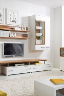 Κίτρινο τόνους σε ένα καφέ και λευκό καθιστικό