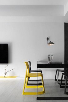 Κίτρινο τόνους σε ένα λευκό και μαύρο σαλόνι