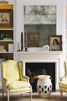 Κίτρινες και λευκές πολυθρόνες στο σαλόνι