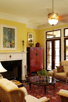 Κίτρινοι τοίχοι στο σαλόνι με τζάκι
