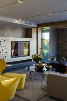 Κίτρινη πολυθρόνα στο σαλόνι