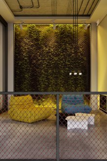 Κίτρινη πολυθρόνα σε εσωτερικό σαλόνι στο σαλόνι