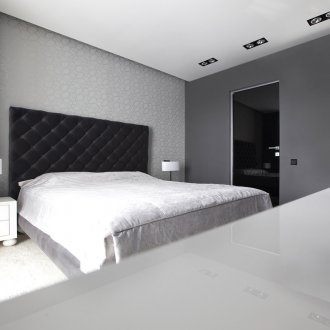 Ασπρόμαυρη κρεβατοκάμαρα με ελάχιστη διακόσμηση