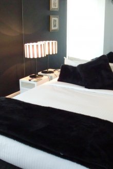 Ασπρόμαυρη κρεβατοκάμαρα κλασικού στιλ με καθρέφτη