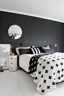 Ασπρόμαυρη σκανδιναβική κρεβατοκάμαρα με στρογγυλό καθρέφτη