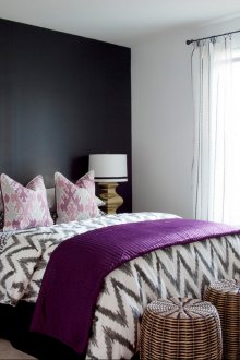 Ασπρόμαυρη κρεβατοκάμαρα με πασχαλιές