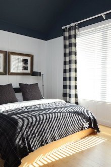 Ασπρόμαυρη κρεβατοκάμαρα με μπεζ υπόγειο