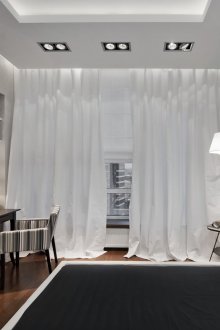 Ασπρόμαυρη κρεβατοκάμαρα με χώρο εργασίας