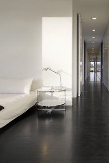 Μεγάλο ασπρόμαυρο υπνοδωμάτιο στο στυλ του μινιμαλισμού