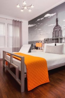 Μεγάλη μαύρη και άσπρη ταπετσαρία φωτογραφιών με θέα στην πόλη στο υπνοδωμάτιο