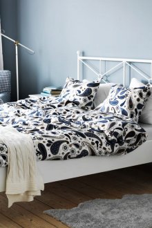 Μπλε τοίχους σε ευρύχωρο υπνοδωμάτιο