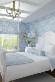 Λευκό και μπλε κλασικό υπνοδωμάτιο