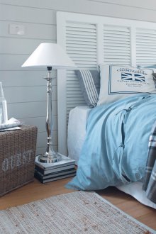 Μπλε κουβέρτα και μαξιλάρια στην κρεβατοκάμαρα