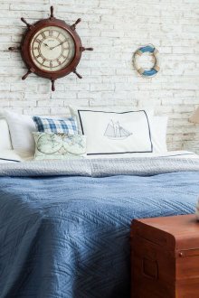 Μπλε κλινοσκεπάσματα και αξεσουάρ στο υπνοδωμάτιο