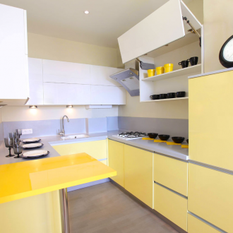 Μικρή λευκή και κίτρινη κουζίνα
