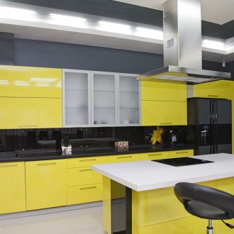 Κίτρινα, ασπρόμαυρα χρώματα σε ένα εσωτερικό κουζίνα με ένα νησί