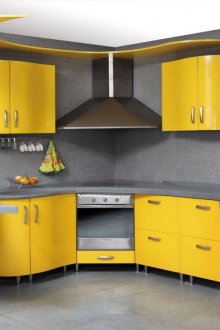 Κομψή ακτίνα γκρι-κίτρινη κουζίνα