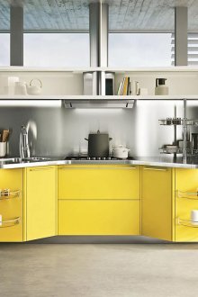 Μικρή κουζίνα με κίτρινη πρόσοψη