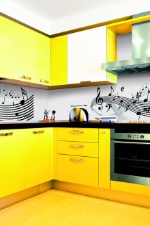Κίτρινη κουζίνα με ασπρόμαυρη ποδιά
