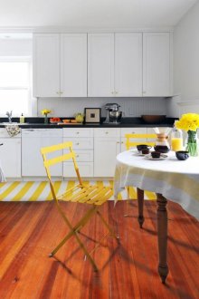 Κίτρινα, καφέ και λευκά χρώματα στο εσωτερικό της κουζίνας