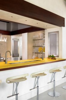 Κίτρινο επιτραπέζιο σε μπεζ και καφέ κουζίνα