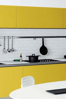 Μινιμαλιστική κίτρινη και λευκή κουζίνα