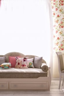 Λευκά και μπεζ έπιπλα για ένα παιδικό δωμάτιο στο στυλ της Προβηγκίας