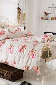 Λευκό κρεβάτι από σφυρήλατο σίδερο σε στυλ Προβηγκίας