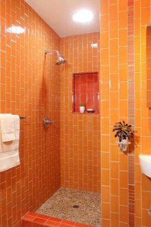 Φωτεινά πορτοκαλί πλακάκια στο μπάνιο