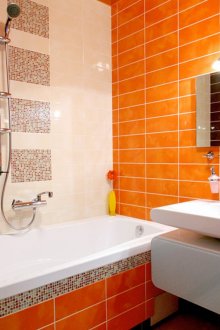 Λευκό-πορτοκαλί μωσαϊκό μπάνιο