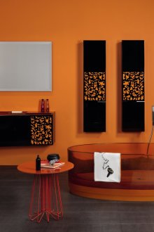 Μινιμαλιστικό μαύρο και πορτοκαλί διακόσμηση μπάνιου