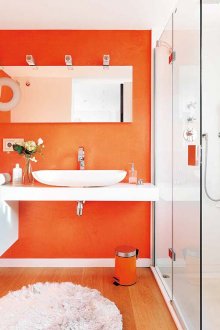 Λευκή-πορτοκαλί μπανιέρα με ντους από γυαλί