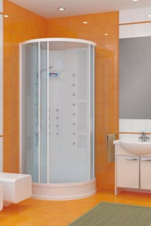 Φωτεινό μωσαϊκό σε ένα λευκό και πορτοκαλί μπάνιο