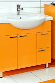 Πορτοκαλί βάσεις στο μπάνιο