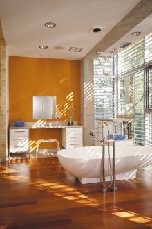 Spotlight σε ένα μπάνιο με πορτοκαλί τοίχο