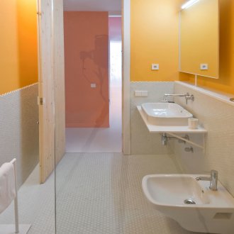 Πορτοκαλί και λευκό τοίχο στο μπάνιο